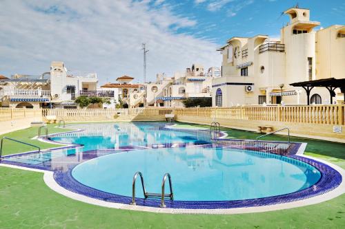 una gran piscina en medio de un edificio en Sea view apartments Dunas de La Mata Torrevieja, en Torrevieja