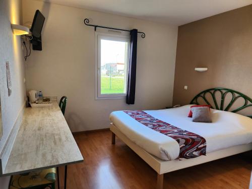 1 dormitorio con cama y ventana en Relais De La Grange, en Nort-sur-Erdre