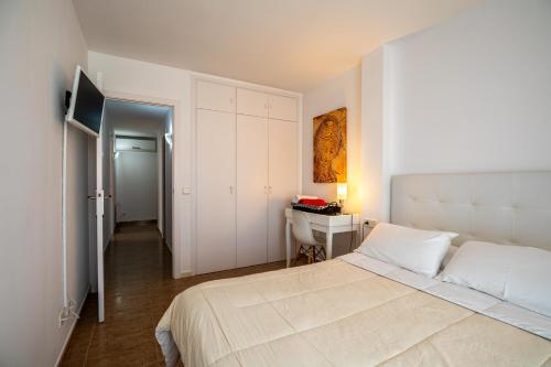 Postel nebo postele na pokoji v ubytování Spacious Apartment with Sea View Terrace in Calafell