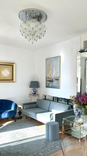 - un salon avec un canapé et un lustre dans l'établissement Luxury Tenao palace, Monaco border, sea view, à Beausoleil