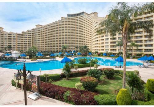 um grande hotel com uma grande piscina e um resort em porto sokhna Pyramids Apartment Familis em Ain Sokhna
