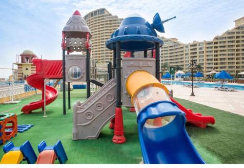 un parque infantil con muchos tipos diferentes de equipos de juego en porto sokhna Pyramids Apartment Familis en Ain Sokhna