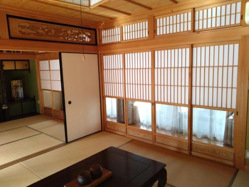 une pièce vide avec un canapé et des fenêtres dans l'établissement 政義の宿, 
