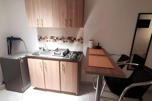 a small kitchen with a sink and a counter at GURUS FR | Cerca al CC Arboleda, Circunvalar y Centro in Pereira