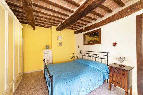 - une chambre avec un lit et un plafond en bois dans l'établissement Mi Spiazzi !, à Jesi