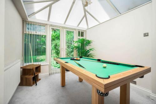 una mesa de billar en una habitación con techo de cristal en Luxury 3 Bed House - Parking - Garden - Pool Table -782S, en Birmingham