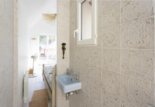 une salle de bain avec un lavabo et un miroir dans l'établissement VillaGigi Maison de Plage en plein cœur d'Arcachon, à Arcachon