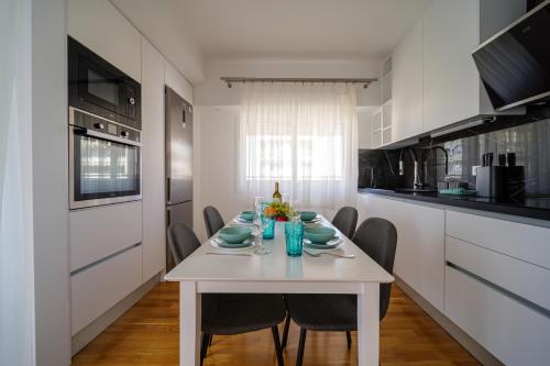 Kuchyňa alebo kuchynka v ubytovaní Faliro Lux Apartment By The Sea VIPGreece