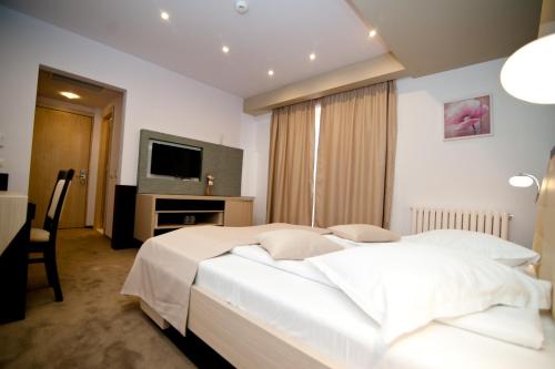 Una cama o camas en una habitación de Hotel Nova