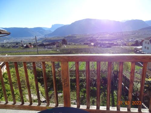 een uitzicht op een vallei vanaf het balkon van een huis bij Panoramaterrace, Wein & relax in Appiano Sulla Strada Del Vino