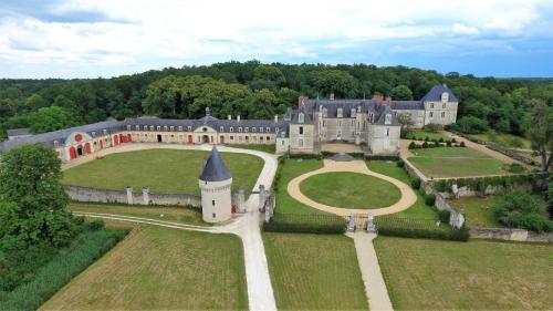 an aerial view of a large castle with a yard at Chambres d'hôtes au Château de Gizeux in Gizeux