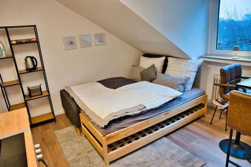a bedroom with a bed in a room at Apartment im Herzen Bochums (1km zum Hauptbahnhof) in Bochum