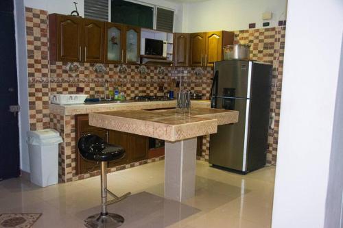 Il comprend une cuisine équipée d'un comptoir et d'un réfrigérateur. dans l'établissement Casa Campestre para la Familia, à Nilo