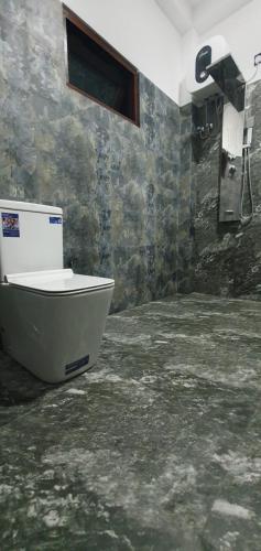 a bathroom with a bath tub in a stone wall at King's Villa Appartement in Matara