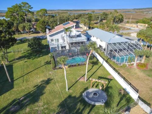 The swimming pool at or close to Hernando Hideaway:Heated Pool/Decks/Dock/Balcony/Yard w/ Firepit/Kayaks