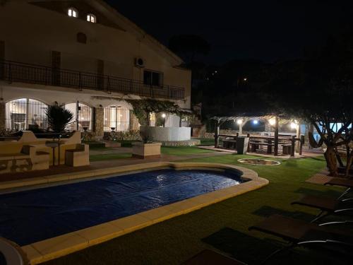 una piscina frente a un edificio por la noche en Villa con piscina privada Costa brava, en Maçanet de la Selva