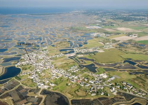 - une vue aérienne sur une ville et une rivière dans l'établissement La Petite Maison, à Guérande