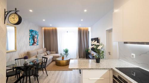 uma cozinha e sala de estar com uma mesa e um sofá em Skyline Lofts by LovelyStay em Matosinhos
