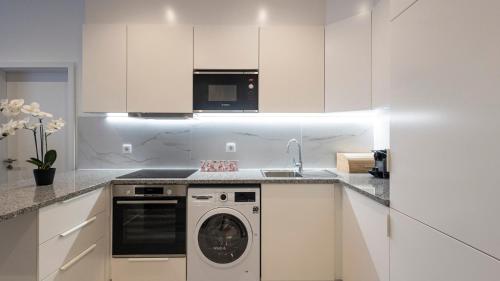 Dapur atau dapur kecil di Skyline Lofts by LovelyStay