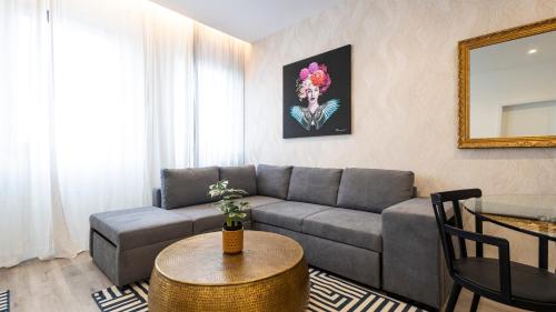 Ruang duduk di Skyline Lofts by LovelyStay