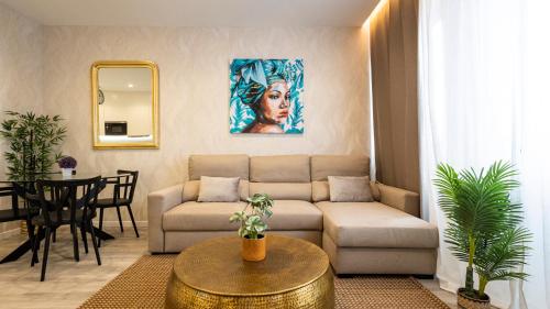 sala de estar con sofá y mesa en Skyline Lofts by LovelyStay en Matosinhos