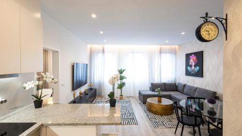 Ruang duduk di Skyline Lofts by LovelyStay