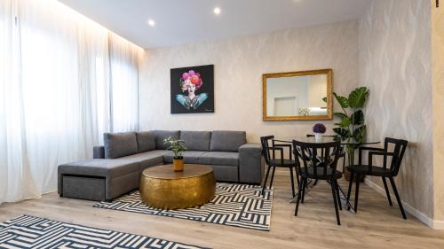 Ruang duduk di Skyline Lofts by LovelyStay