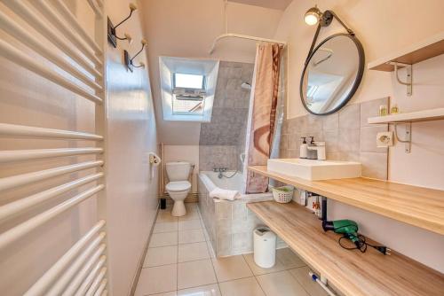 bagno con servizi igienici, lavandino e specchio di Le Fer à Cheval 4 pers. Confort Plage a Houlgate