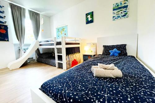 - une chambre avec un lit et des lits superposés dans l'établissement Bruce's Countryhouse, à Niederweis