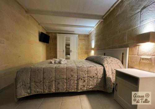 1 dormitorio con 1 cama grande en una habitación en A casa di Tullio en Fasano