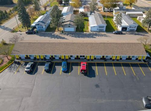 eine Luftansicht eines Parkplatzes mit Zug in der Unterkunft Unit #22 at Snooze in Wisconsin Rapids