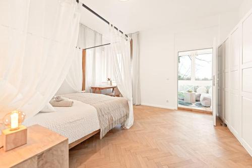 Habitación blanca con cama y ventana en Cozy Apartment in Quiet Location, Fast Train Station 100m Away, contactless check-in, en Viena