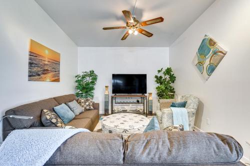 Φωτογραφία από το άλμπουμ του Fort Walton Home with Shared Pool - 2 Mi to Beach! σε Fort Walton Beach