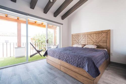 a bedroom with a large bed and a large window at Villa Exclusiva en Cuernavaca: Casa con Alberca in Xochitepec