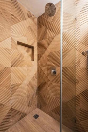 a shower with a glass door in a bathroom at Villa Exclusiva en Cuernavaca: Casa con Alberca in Xochitepec