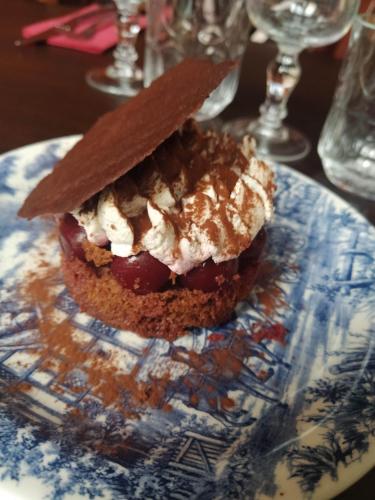 un trozo de pastel en un plato azul y blanco en Hôtel restaurant Notre Dame, en Orcival