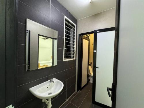 Queen’s Home +Snooker+darts+air hockey في ألور سيتار: حمام مع حوض ومرآة