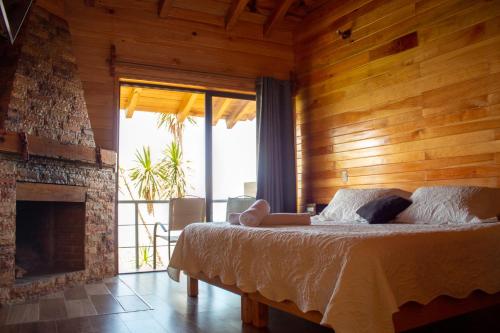 um quarto com uma cama grande e uma lareira em San José del Pacífico Camino al Cielo em El Pacífico