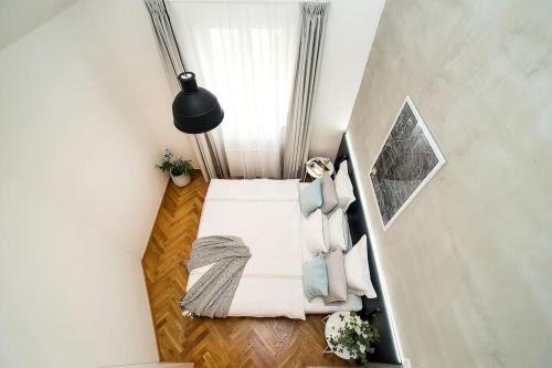 布拉格的住宿－Luxurious two-bedroom in the Old Town，卧室享有上方的景致,配有1张床和1扇窗户。