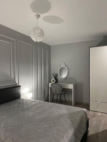 - une chambre avec un lit et un bureau avec un miroir dans l'établissement Luxueux Appartement près de la Cathédrale, à Strasbourg