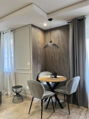 une salle à manger avec une table et deux chaises dans l'établissement Luxueux Appartement près de la Cathédrale, à Strasbourg