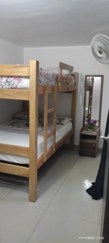33 CÓMODO APARTAMENTO LAURELES ESTADIO 3 habitaciones 3 baños tesisinde bir ranza yatağı veya ranza yatakları
