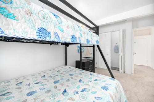 a bedroom with a bunk bed in a room at 2 Bedroom steps to the beach in West Newport in Newport Beach