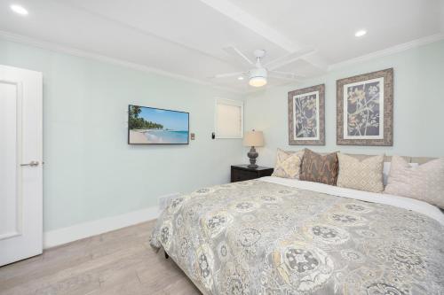 een slaapkamer met een bed en een plafondventilator bij 2 Bedroom Oceanfront with Patio on the Boardwalk in Newport Beach