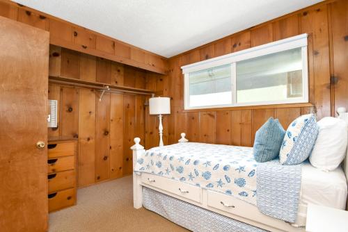ニューポートビーチにあるUpstairs 2 Bedroom Home with Ocean Views on 65th Stのベッドルーム(ベッド1台、窓付)