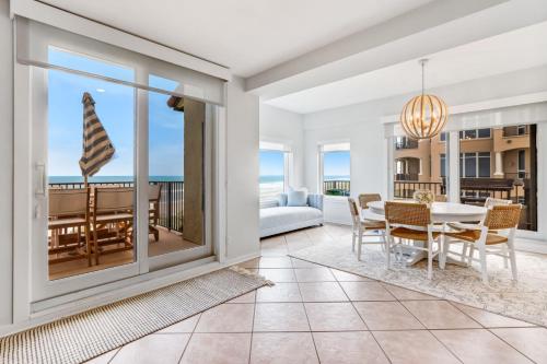 ein Esszimmer mit Meerblick in der Unterkunft Elegant Oceanfront Penthouse with Panoramic view, Omni Resort, Sea Dunes in Amelia Island