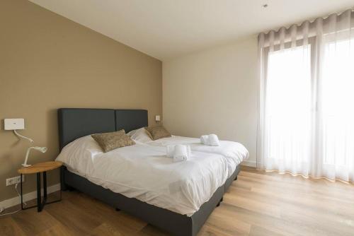 1 dormitorio con 1 cama grande con sábanas blancas en New Oirschot-eindhoven Home Crown, en Oirschot