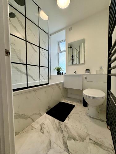 Ένα μπάνιο στο Spacious home near park and playing fields