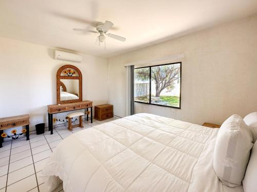 um quarto com uma cama, uma cómoda e um espelho em Embrace Serenity in a Cozy 2-Bedroom House em Puerto Peñasco