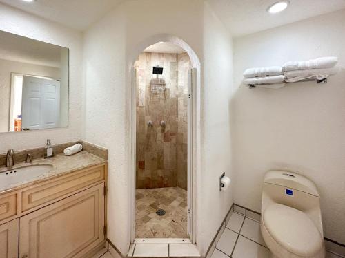 uma casa de banho com um chuveiro, um WC e um lavatório. em Embrace Serenity in a Cozy 2-Bedroom House em Puerto Peñasco